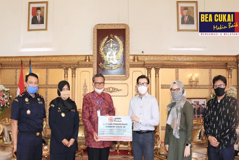 Bea Cukai Makassar dukung upaya percepatan penanganan COVID-19 di Sulawesi Selatan melalui berbagai kebijakan yang terkait kepabeanan dan cukai, seperti pemberian fasilitas pembebasan bea masuk dan pajak dalam rangka impor (PDRI) untuk importasi alat perlindungan COVID-19 sesuai dengan Peraturan Menteri Keuangan nomor 34/PMK.04/2020.