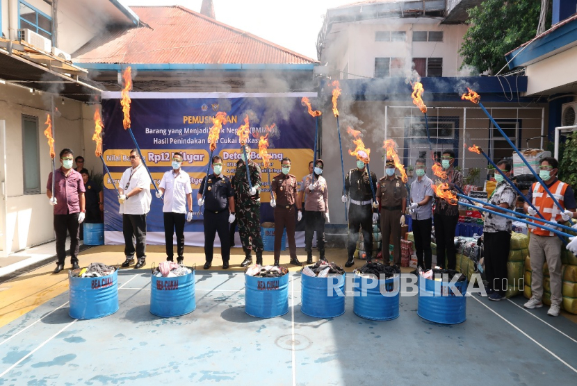 Bea Cukai Musnahkan Barang Ilegal Hasil Penindakan Senilai Miliaran Rupiah di Makassar