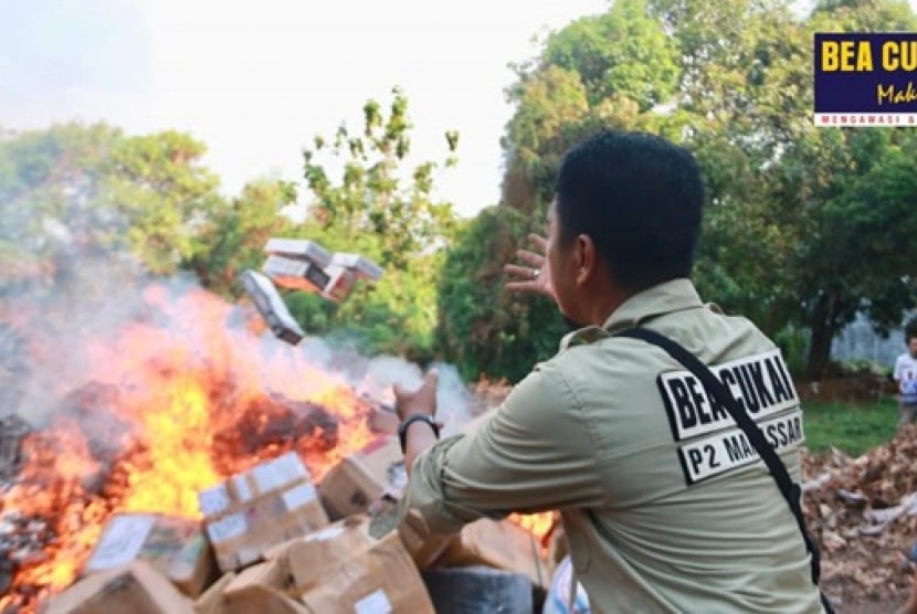 Bea Cukai Makassar mengadakan pemusnahan terhadap rokok dan tembakau iris, serta minuman mengandung alkohol, pada Kamis (24/10).