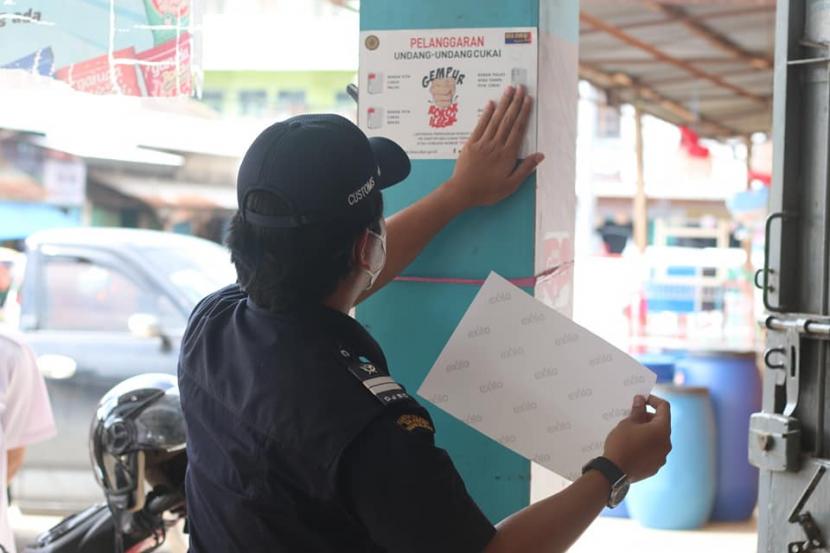 Bea Cukai Makassar menjalankan operasi pengawasan terhadap peredaran barang kena cukai ilegal di provinsi Sulawesi Selatan. Kegiatan pengawasan yang berjalan selama satu minggu tersebut merupakan bagian dari Operasi Gempur yang diinisiasi secara serentak oleh seluruh unit pengawasan Bea Cukai di Indonesia.