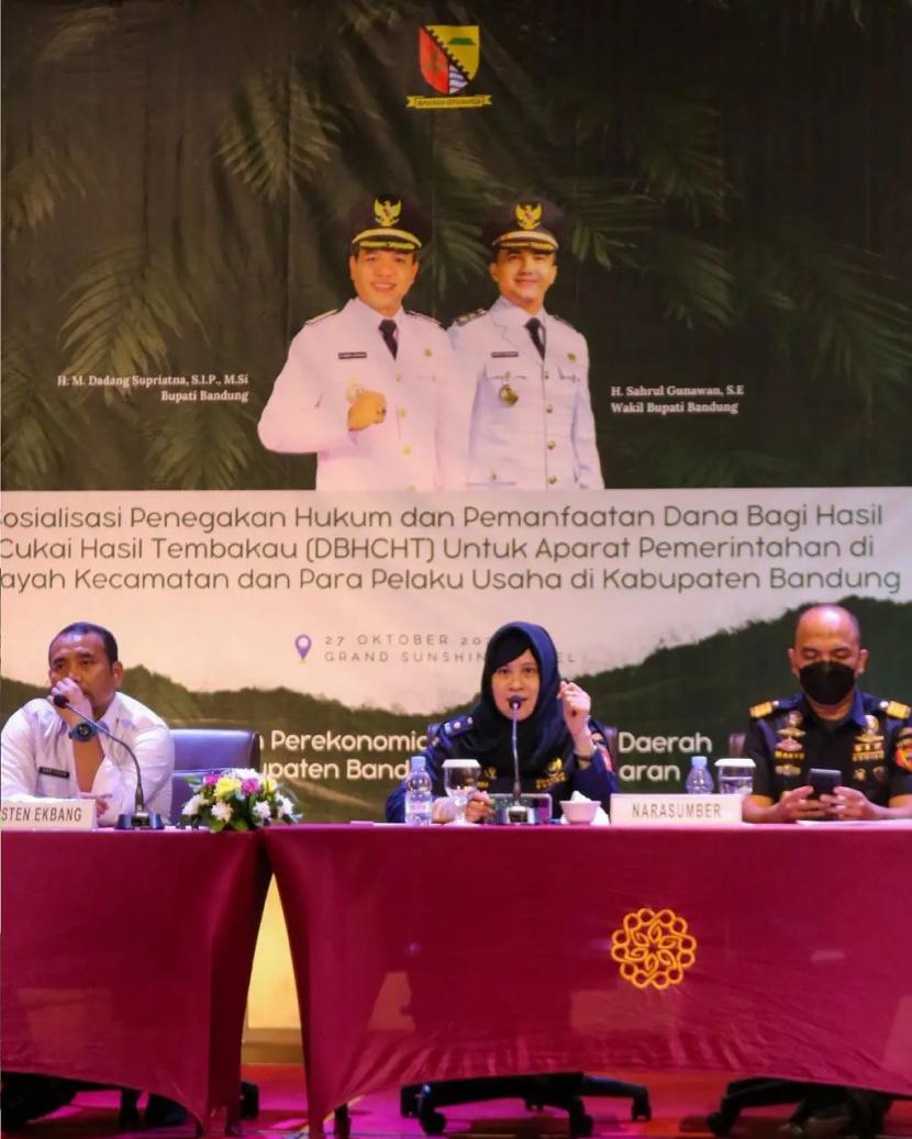Bea Cukai Makassar menyampaikan terkait pemanfaatan DBHCHT di Kantor Bupati Maros yang dihadiri oleh ASN Pemerintah Daerah dan masyarakat umum membahas terkait DBHCHT sekaligus ciri-ciri rokok ilegal. 