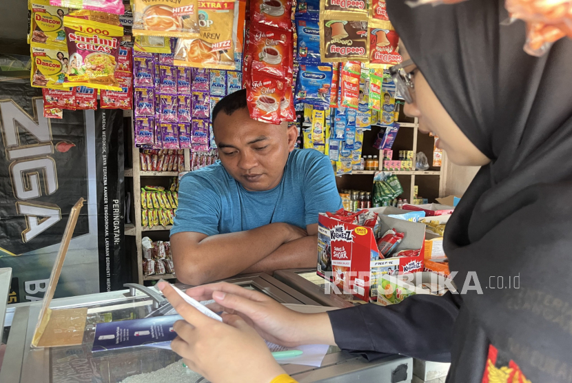 Bea Cukai Malang mengunjungi delapan toko hasil tembakau untuk menyampaikan informasi penting terkait ciri-ciri rokok ilegal serta ketentuan cukai hasil tembakau.