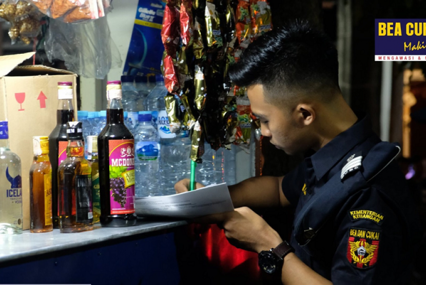 Bea Cukai mengamankan minuman keras ilegal, (ilustrasi).  Kantor Bea Cukai Surakarta masih melakukan pemeriksaan terhadap pemilik seribuan botol minuman keras dengan pita cukai palsu berinisial Ma.