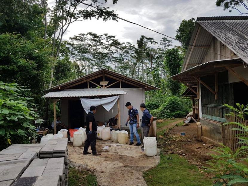 Bea Cukai Malang berhasil mengamankan ribuan liter trobas (miras) ilegal dalam penindakan di tiga bangunan berbeda di Dusun Bantur, Kabupaten Malang, pada Rabu (4/3).(Bea Cukai)