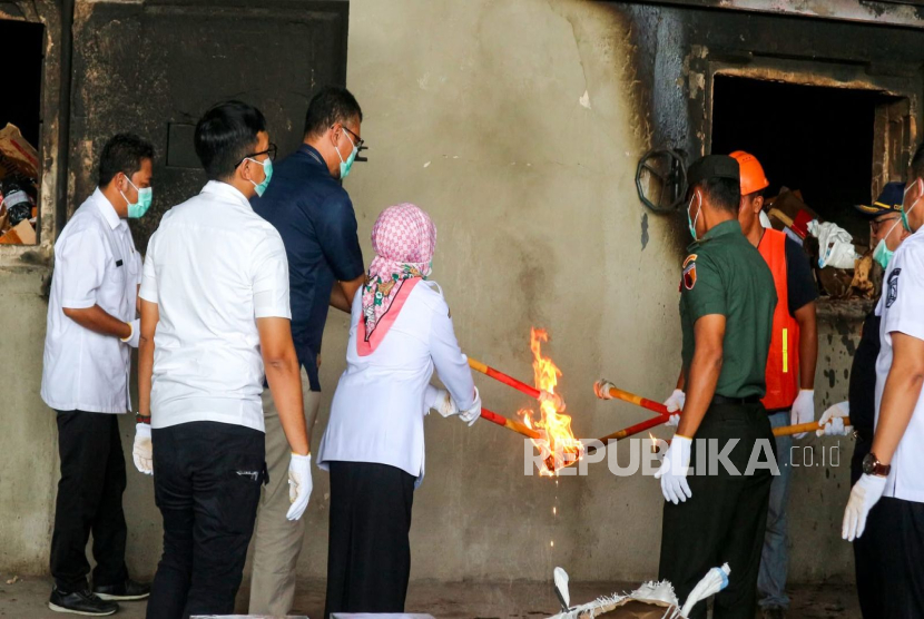 Bea Cukai Malang bersama Kanwil Bea Cukai Jawa Timur II dan Pemkab Malang memusnahkan barang kena cukai (BKC) ilegal bernilai miliaran rupiah. 