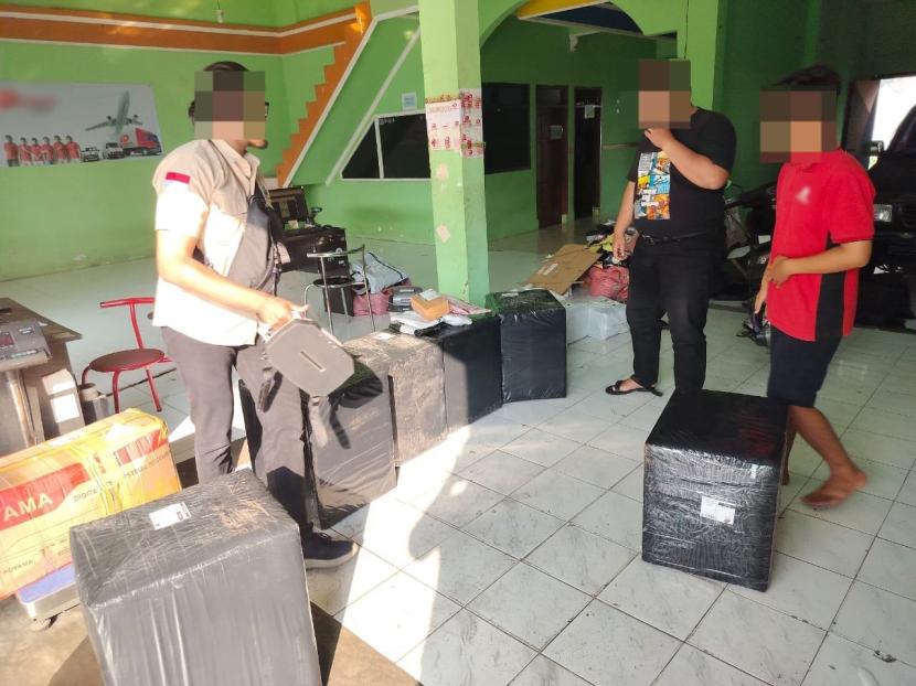 Bea Cukai Malang gagalkan pengiriman ratusan ribu batang rokok ilegal melalui jasa ekspedisi.
