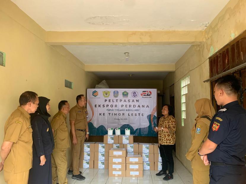 Bea Cukai Malang lepas ekspor perdana produk pupuk organik cair limbah bio gas kotoran sapi hasil asal Malang milik PT Eva Sukses Makmur ke Timor Leste.