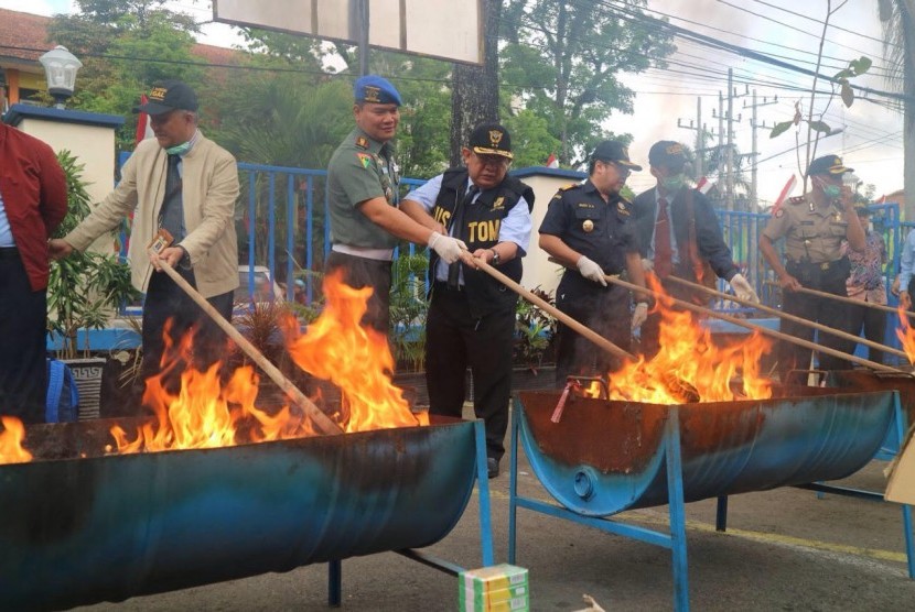 Bea Cukai memusnahkan rokok ilegal. (ilustrasi)