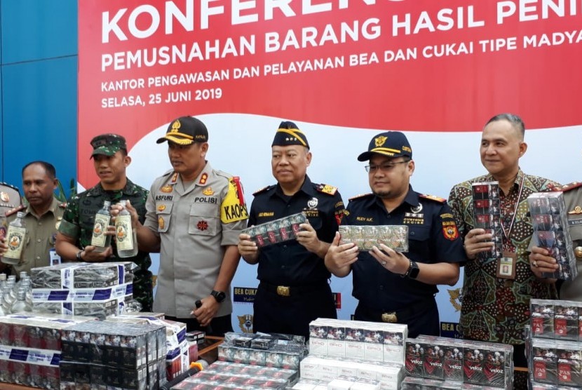 Bea Cukai Malang memusnahkan tiga juta batang rokok ilegal dan barang lainnya di Kantor Bea Cukai Kota Malang, Selasa (25/6). 