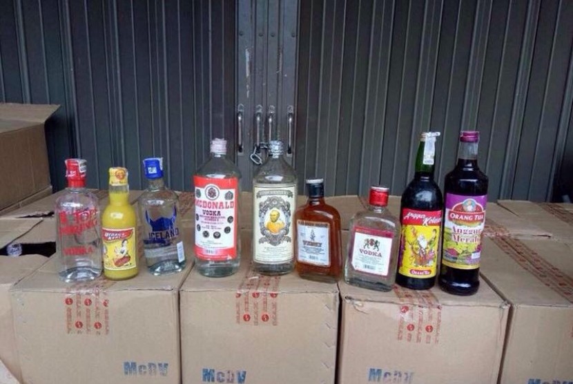 Bea Cukai Malang menemukan ribuan botol miras ilegal.