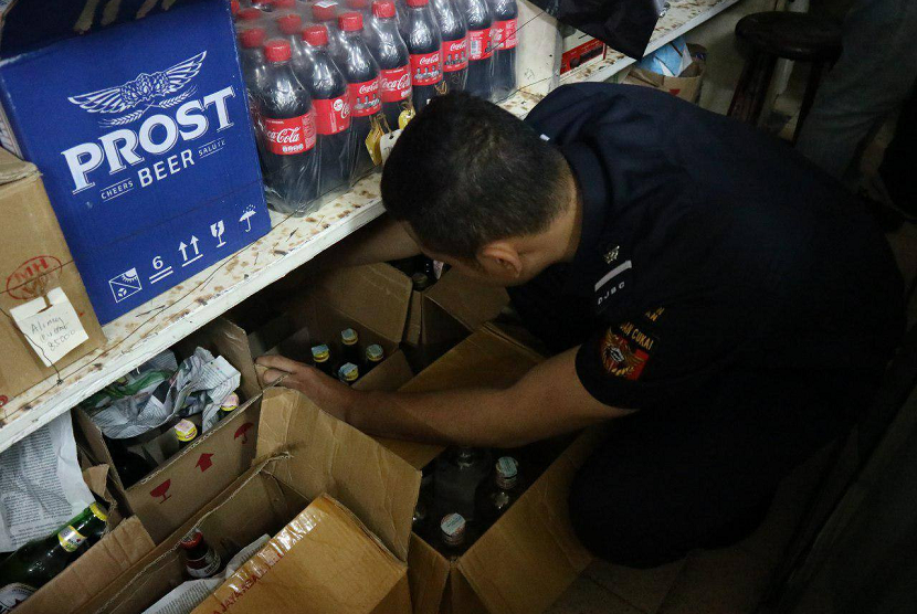 Bea Cukai Malang mengamankan 185 botol miras ilegal.
