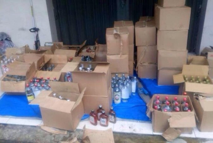 Bea Cukai Malang menyita botol miras ilegal.