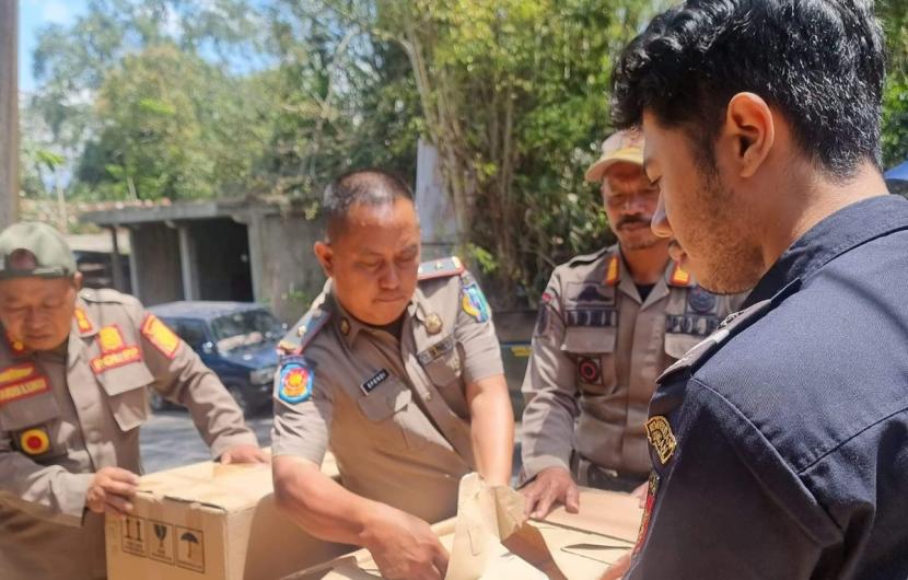Bea Cukai Malili bersama Pemkab Tana Toraja menggelar operasi gabungan menindak ratusan ribu batang rokok ilegal di warung.