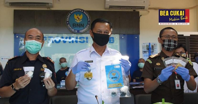 Bea Cukai Mataram bersama dengan Badan Narkotika Nasional Provinsi Nusa Tenggara Barat dan AVSEC Angkasa Pura I melakukan pemusnahan narkotika.