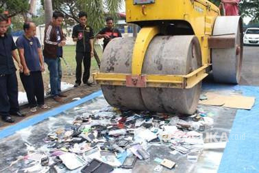 Bea cukai Mataram musnahkan ratusan ponsel ilegal.