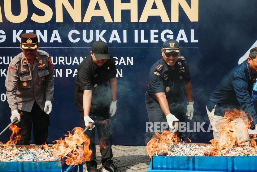 Bea Cukai Pasuruan melakukan pemusnahan barang kena cukai ilegal hasil penindakan periode Juli 2023 hingga Oktober 2024.