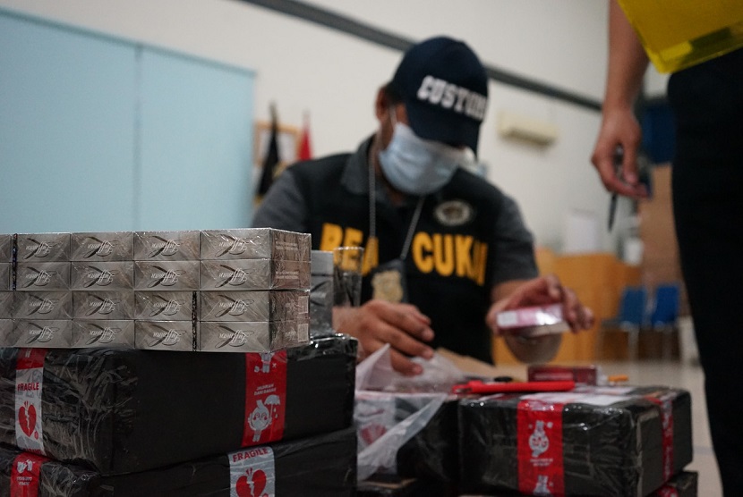 Bea Cukai melalui Operasi Gempur Rokok Ilegal kembali berhasil melakukan penindakan terhadap jutaan batang rokok ilegal pada Agustus hingga awal September lalu. Penindakan dengan potensi kerugian negara hingga miliaran rupiah ini terjadi di 2 kota, yaitu Sidoarjo dan Bandar Lampung.