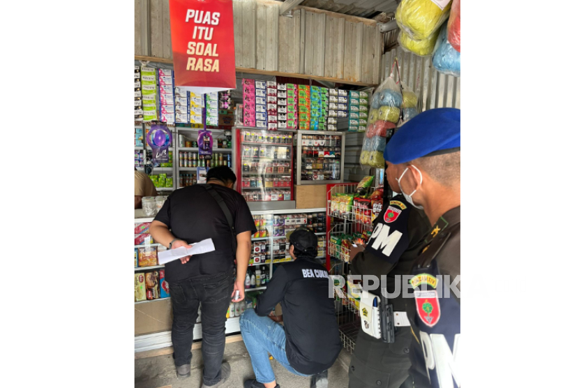 Bea Cukai melalui tiap-tiap unit vertikalnya bersama pemerintah daerah setempat dan instansi pengawasan lain terus melakukan operasi pasar pemberantasan rokok ilegal.