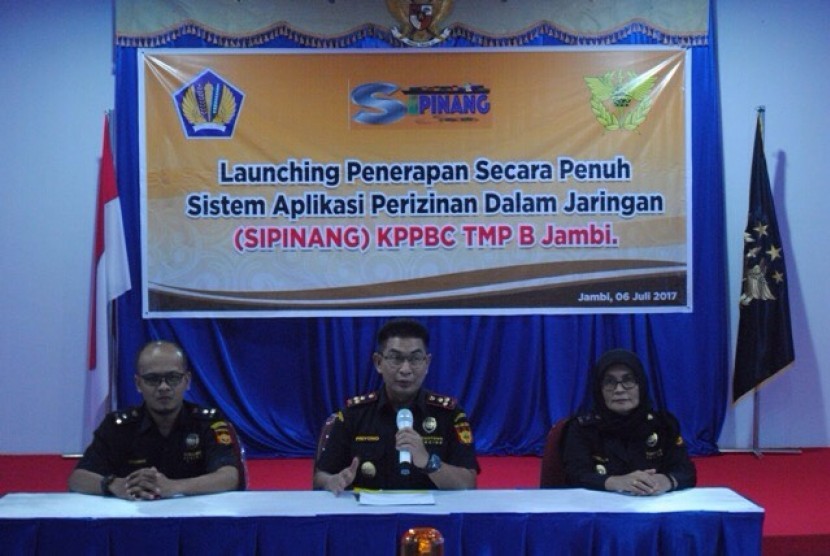 Bea Cukai meluncurkan Sistem Aplikasi Perizinan dalam Jaringan (Sipinang) di Jambi.