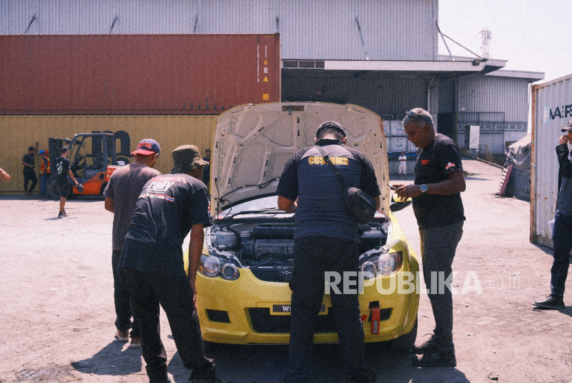 Bea Cukai memeriksa kendaraan yang diimpor sementara dari Malaysia untuk digunakan dalam Sumatera Utara Rally 2025. Kendaraan itu masuk menggunakan fasilitas ATA Carnet.