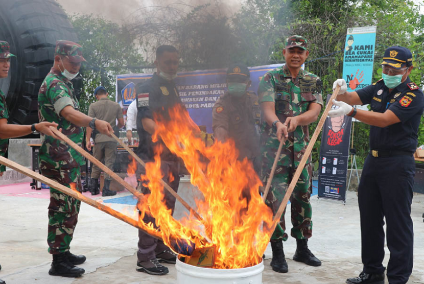 Bea Cukai memusnahkan barang hasil penindakan.