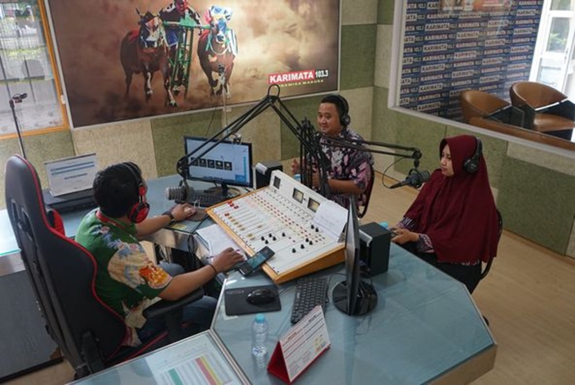 Bea Cukai mengadakan edukasi melalui talkshow radio mengenai modus penipuan dan registrasi IMEI.  Kegiatan ini dilaksanakan oleh dua unit vertikal Bea Cukai, yakni Bea Cukai Bogor di Radio Kisi FM Bogor, pada Selasa (12/12/2023) dan Bea Cukai Madura di Karimata FM, pada Jumat (15/12/2023).
