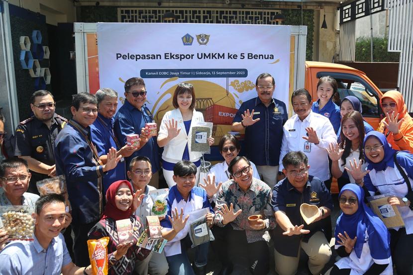Bea Cukai menggelar pelepasan ekspor UMKM hasil binaan Bea Cukai Jawa Timur bersama dan pihak-pihak terkait.