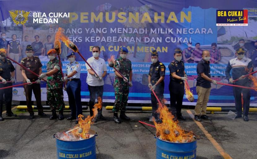Bea Cukai menggelar pemusnahan barang ilegal di Medan dan Belawan.