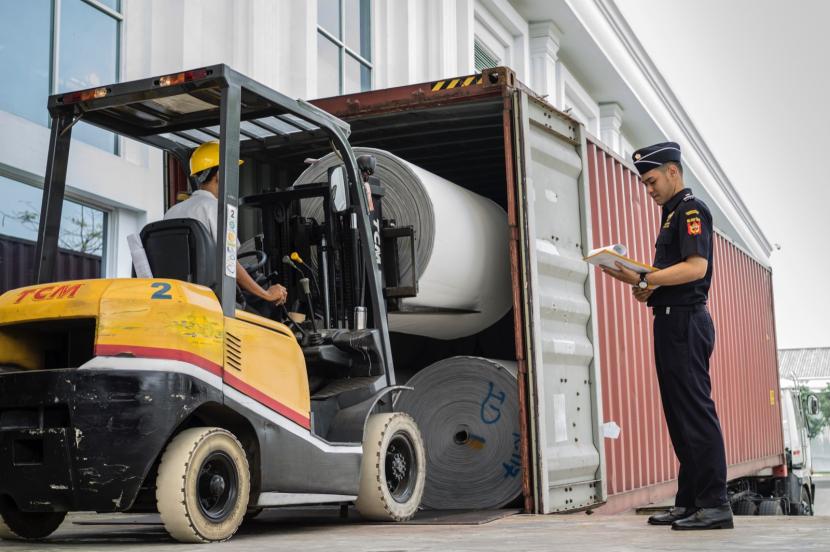 Bea Cukai menyambut baik implementasi National Logistic Ecosystem (NLE) di Pelabuhan Lembar, Lombok. Pelabuhan ini termasuk dalam 32 pelabuhan yang ditunjuk dalam perluasan implementasi NLE guna meningkatkan kinerja logistik dan memperbaiki iklim investasi dalam negeri.