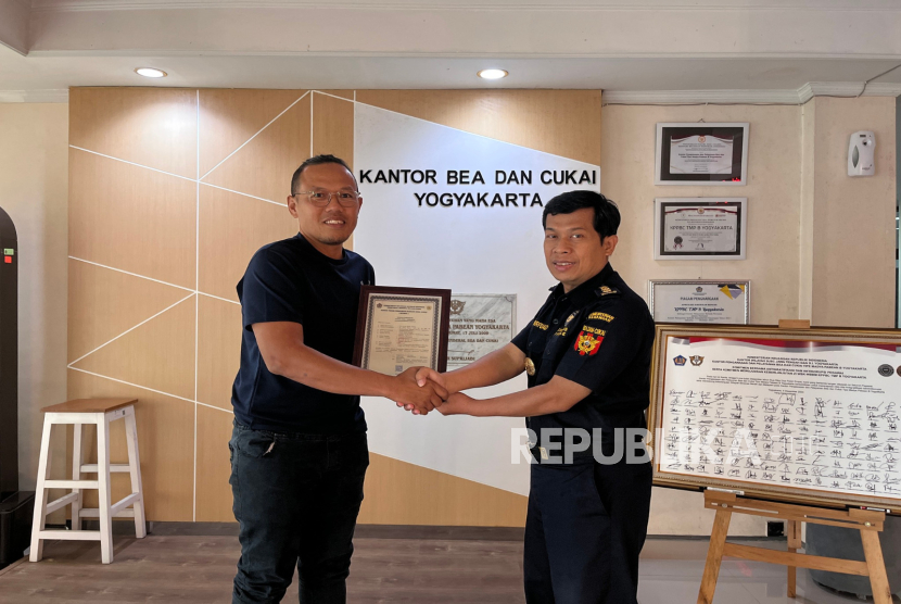 Bea Cukai menyerahkan NPPBKC kepada PR Annas Malik Alhaqq.