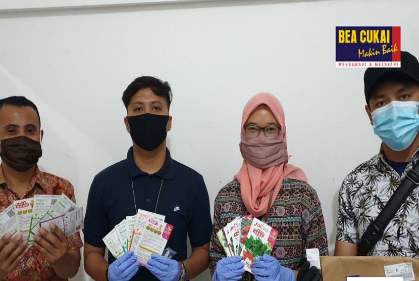  Bea Cukai menyita sebuah paket kiriman di kantor Pos Sorong yang berisi benih tumbuhan dari luar negeri. Penindakan yang dilakukan pada Jumat (26/6) dikarenakan benih tumbuhan tersebut kedapatan tidak memiliki izin dari Badan Karantina.
