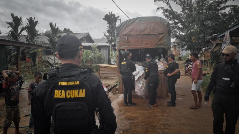 Bea Cukai Merauke, yang tengah melaksanakan patroli bersama Kantor Imigrasi Kelas II TPI Merauke, membongkar penyelundupan satwa liar di daerah sekitar perbatasan Indonesia-Papua New Guinea (PNG), pada 20 Juni 2024.