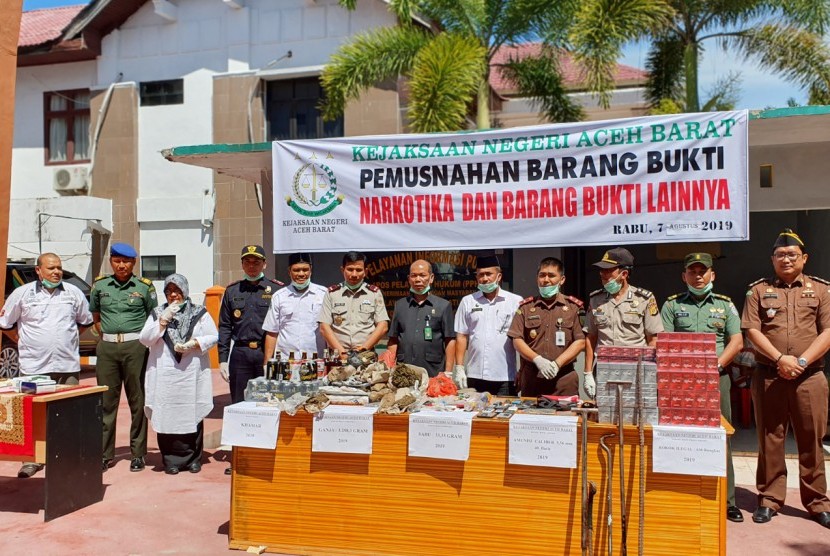 Bea Cukai Meulaboh bersinergi dengan Kejaksaan Negeri Aceh Barat musnahkan ratusan barang ilegal pada Rabu (7/8). 