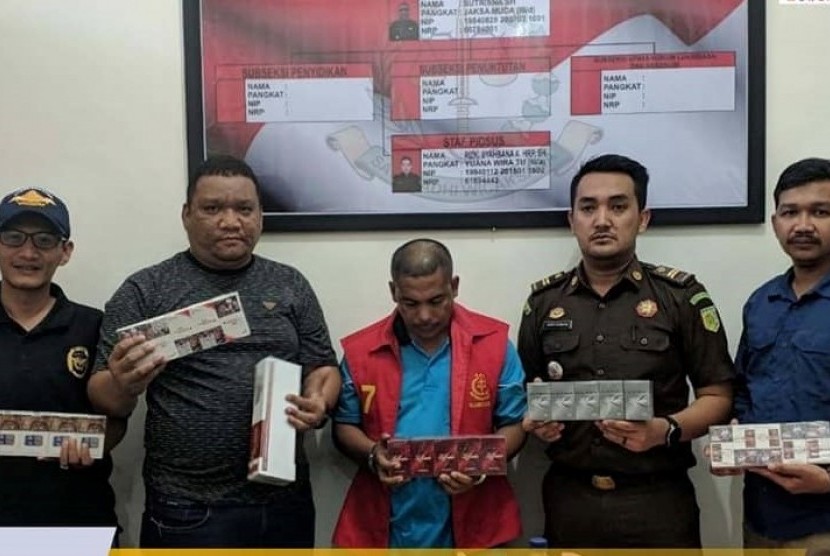 Bea Cukai Meulaboh melimpahkan perkara tindak pidana bidang cukai, Kamis (2/5) di Gampong Durian Kawan, Kabupaten Aceh Selatan. 