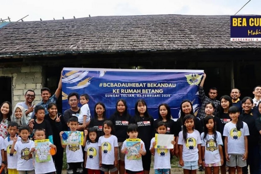 Bea Cukai Nanga Badau berkunjung ke Rumah Betang Sungai Telian di Kapuas Hulu, Kalimantan Barat.