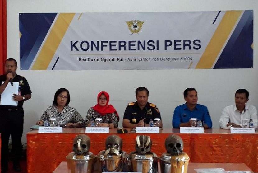 Bea Cukai Ngurah Rai, Bali menggagalkan rencana penyelundupan 24 tengkorak suku pedalaman Indonesia ke Belanda. Tengkorak manusia tersebut diduga dari Suku Dayak Kalimantan dan Papua. 