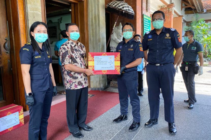 Bea Cukai Ngurah Rai, melalui Ngurah Rai Customs Charity, salurkan bantuan sembako dan APD (Alat Pelindung Diri) kepada kelompok rentan terpapar dampak Covid-19 di pertengahan bulan April 2020.