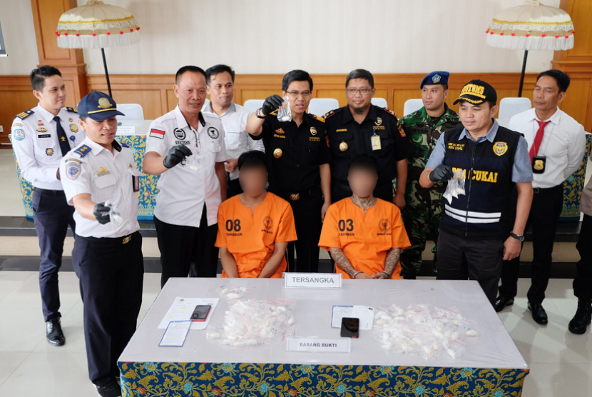 Bea Cukai Ngurah Rai menangkap dua pelaku penyelundupan sabu dengan cara ditelan.