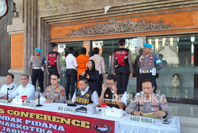 Bea Cukai Ngurah Rai bersama Direktorat Reserse Narkoba Polda Bali menemukan 1,7 kg kokain dalam dua paket pos asa Inggris, Selasa (20/5)