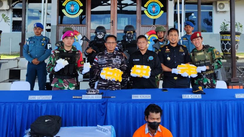 Bea Cukai Nunukan bersama dengan TNI AL Kabupaten Nunukan menggagalkan penyelundupan narkotika jenis methamphetamine (sabu) sebanyak kurang lebih 3,3 kilogram, dan 137 botol minuman mengandung etil alkohol (MMEA).