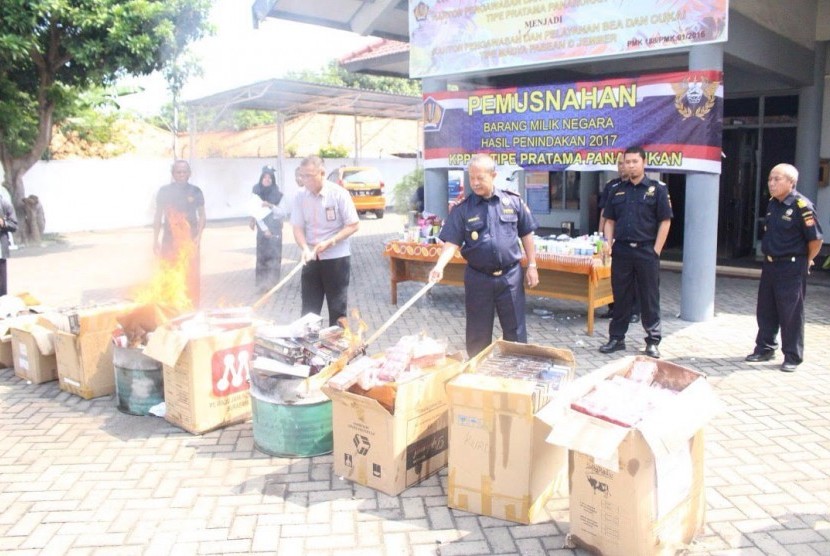 Bea Cukai Panarukan bekerja sama dengan PT Pos dan Bdan Karantina memusnahkan barang hasil penindakan.