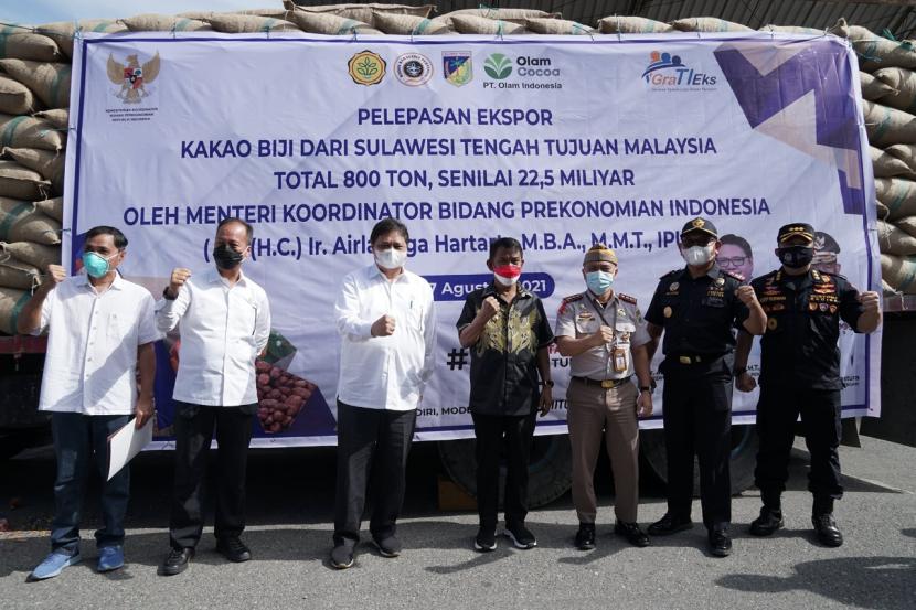 Bea Cukai Pantoloan melayani proses ekspor biji kakao PT Olam Indonesaia dengan tujuan Malaysia sebanyak 800 ton pada Jumat (27/8).