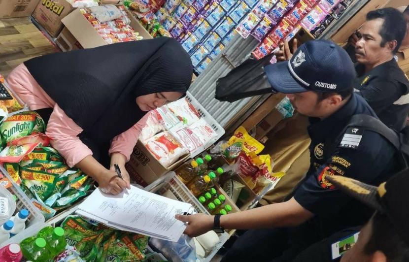 Bea Cukai Parepare bersama Pemkab Barru menggelar operasi pasar di sejumlah toko pasar tradisional menggempur peredaran rokok ilegal.