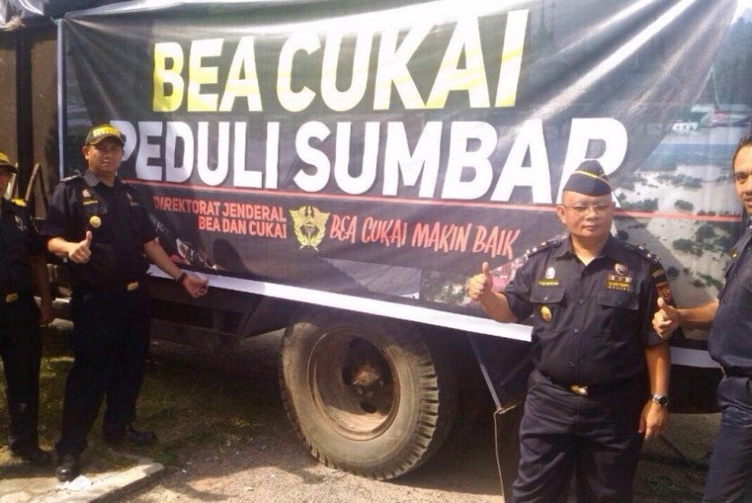 Bea Cukai Peduli memberikan sejumlah bantuan untuk korban banjir di Limapuluh Kota.