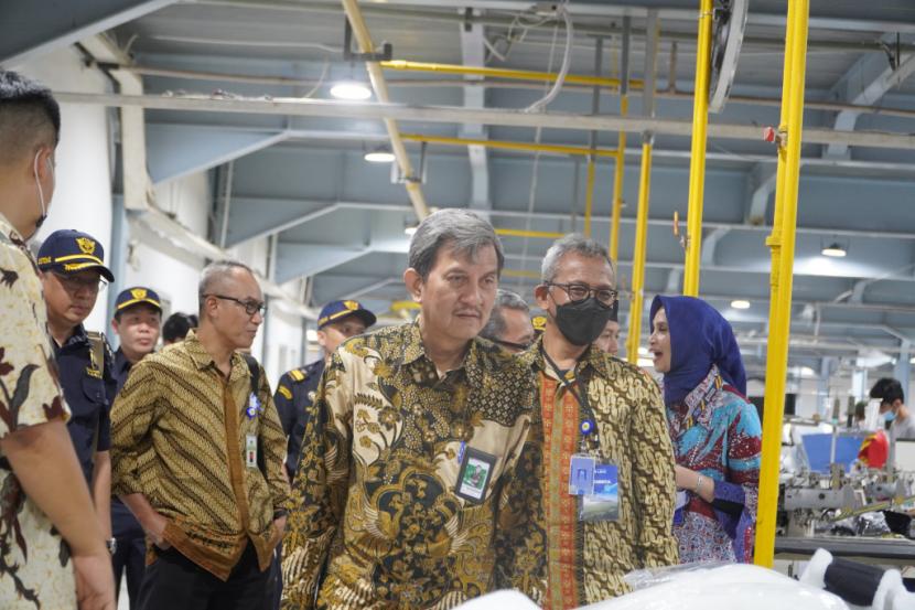 Bea Cukai Pekanbaru dan Bea Cukai Bogor melaksanakan kegiatan customs visit customers ke beberapa perusahaan di bawah area pelayanan dan pengawasannya.