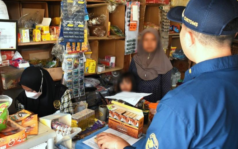 Bea Cukai Pekanbaru menggelar operasi pasar dan menyita ribuan batang rokok ilegal.