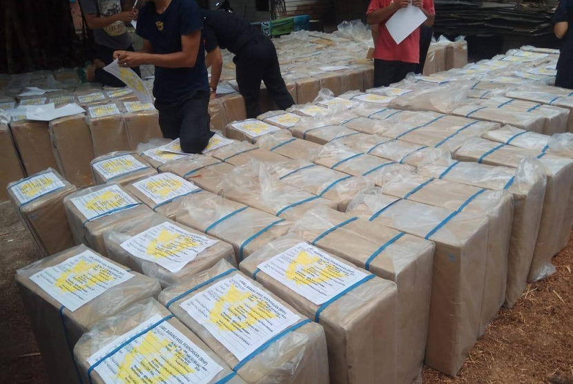 Bea Cukai Riau amankan 200 karton rokok polos.
