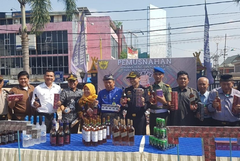 Bea Cukai Riau bersama Bea Cukai Tembilahan memusnahkan barang hasil penindakan tahun 2019, Jumat (2/8).