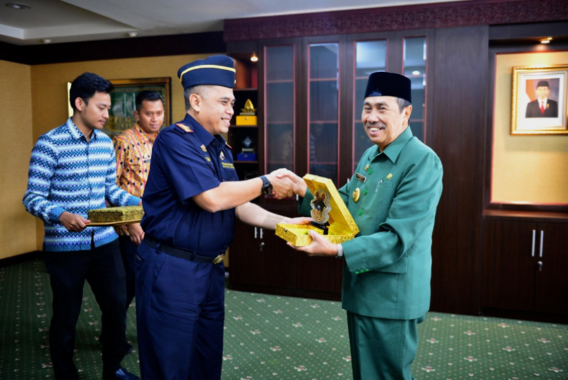 Bea Cukai Riau bertemu dengan Gubernur Riau Syamsuar untuk meningkatkan sinergi.