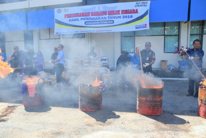 Bea Cukai Samarinda memusnahkan ratusan ribu barang ilegal senilai lebih dari Rp 200 juta. 